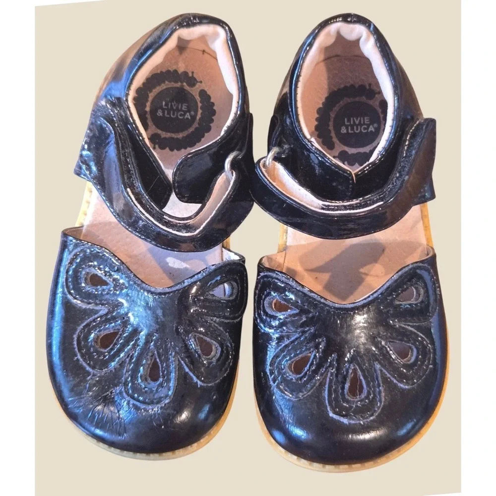 Livie & Luca Black Patent Leather Flower Cutout Mary Jane Sandals Kids Size 10